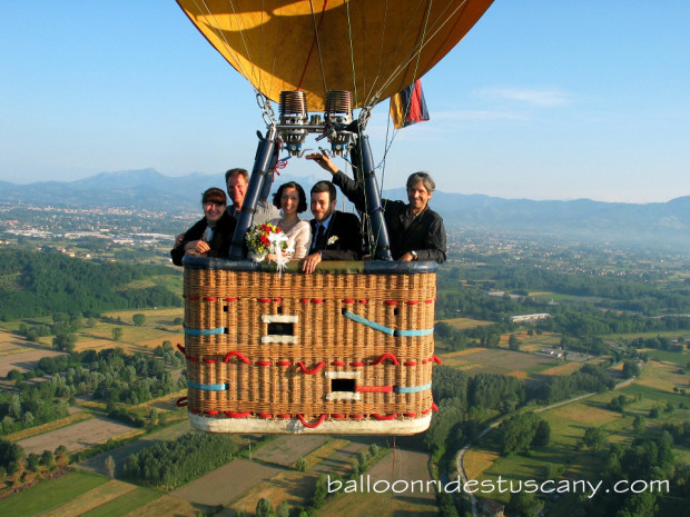 Private-balloon-flight-wedding-in-hot-air-balloon-in-tuscany