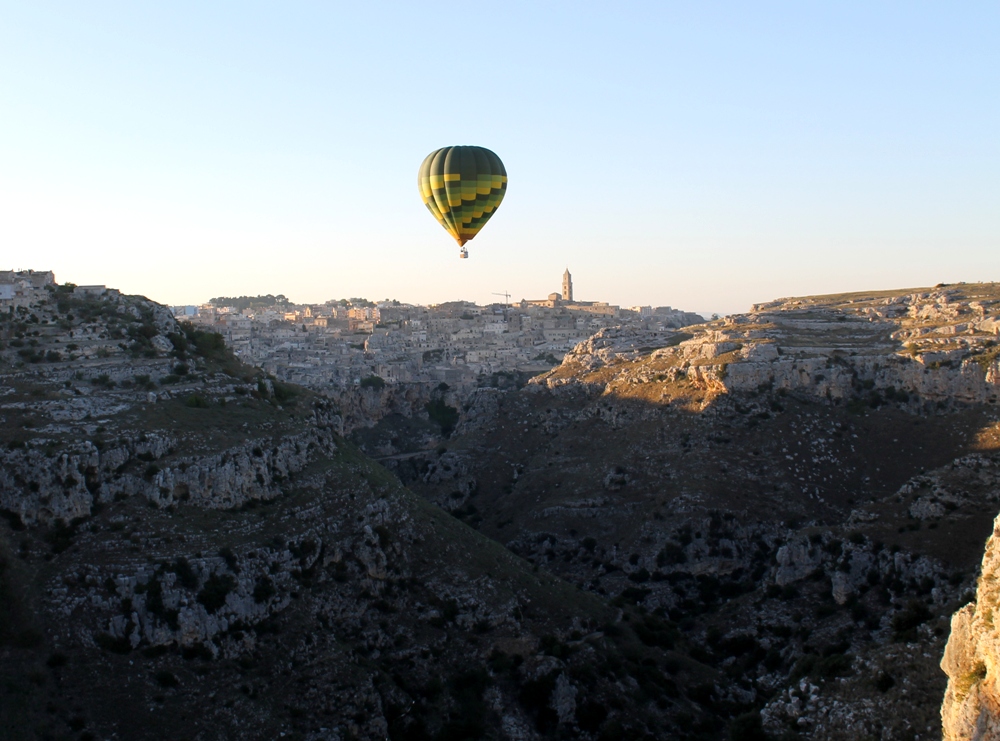 Balòloon over the Gravina towards i Sassi