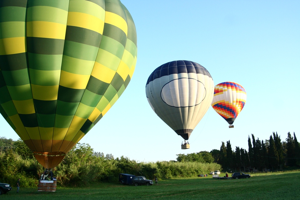 Tuscany balloons taking off