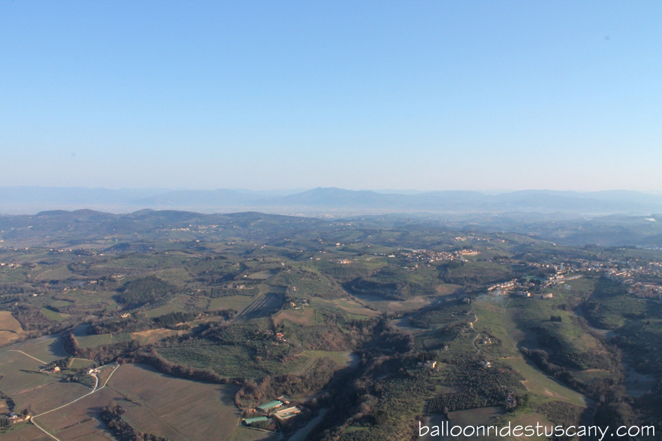 early-spring-balloon-ride-tuscany